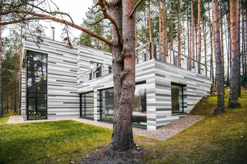 Современный особняк на берегу реки в пригороде Вильнюса