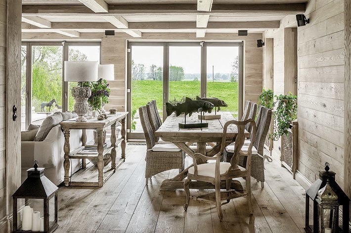 Интерьер дома из выбеленного дерева в польше