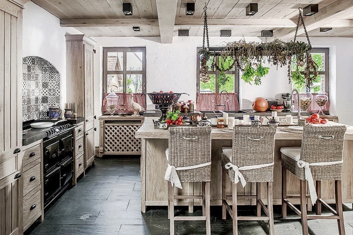 Интерьер дома из выбеленного дерева в польше