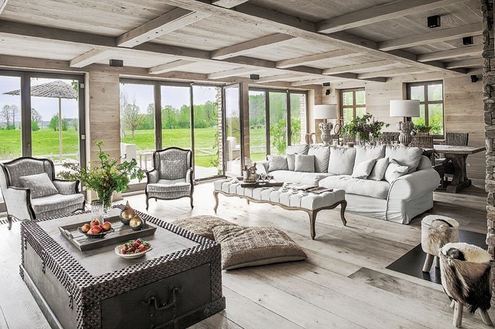 Интерьер дома из выбеленного дерева в польше