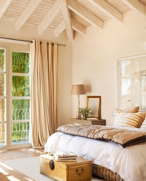 Теплый семейный интерьер испанского домика