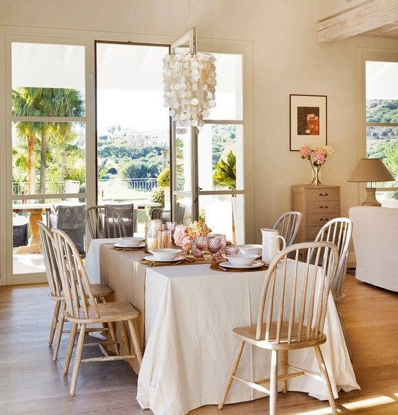 Теплый семейный интерьер испанского домика