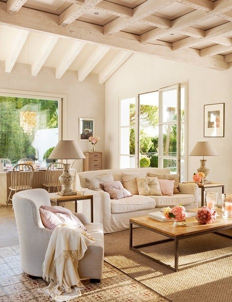 Теплый семейный интерьер испанского домика