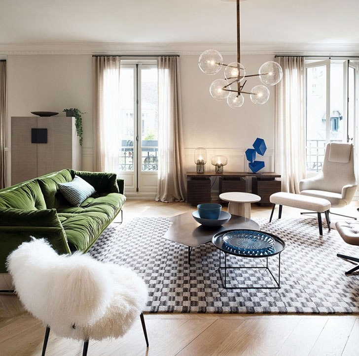 Парижская квартира с синим камином