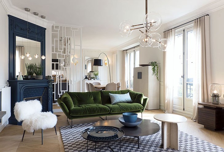 Парижская квартира с синим камином