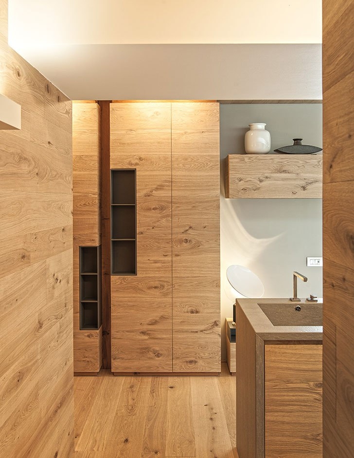 Современнный интерьер из дерева в итальянских Альпах