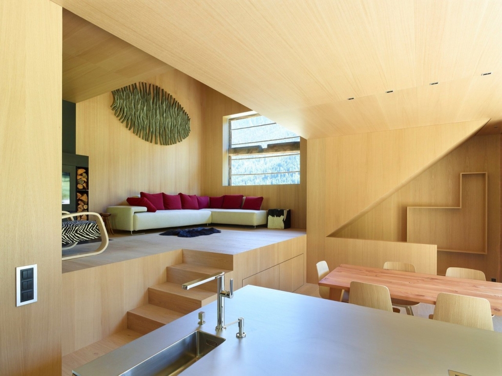 Дом внутри старого амбара в Швейцарских Альпах Дом внутри старого амбара в Швейцарских Альпах