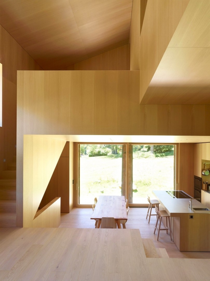 Дом внутри старого амбара в Швейцарских Альпах Дом внутри старого амбара в Швейцарских Альпах