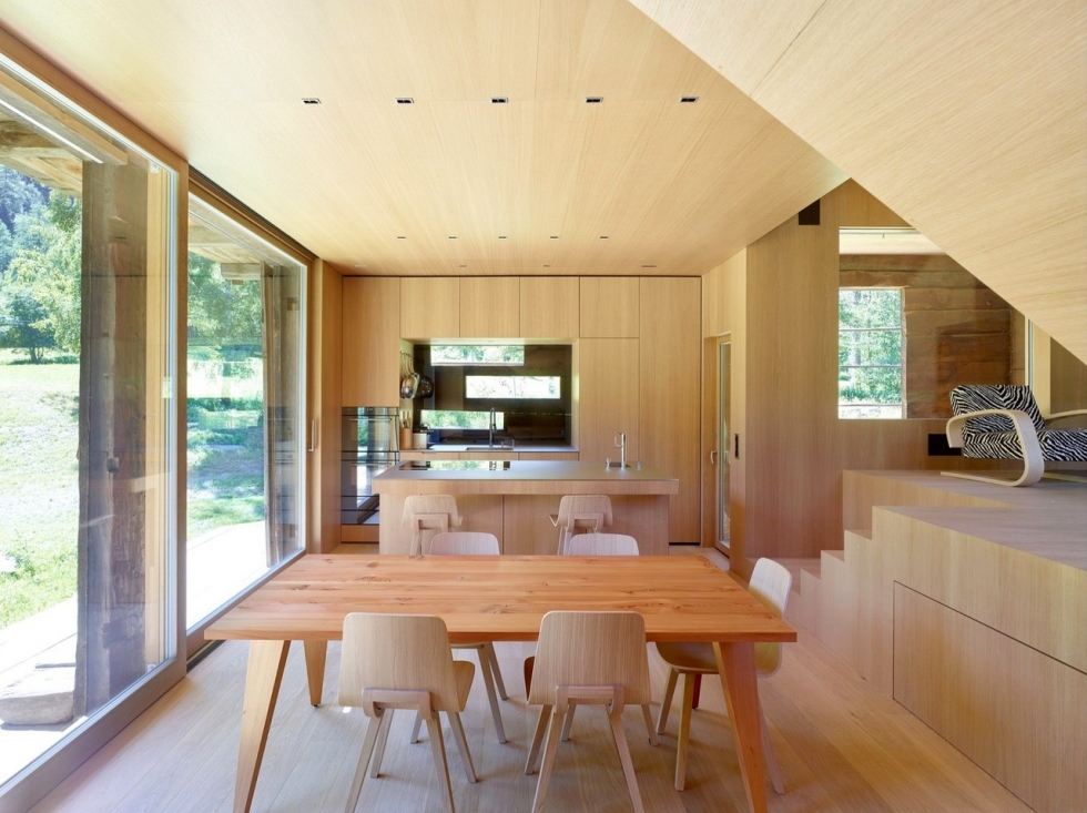 Дом внутри старого амбара в Швейцарских Альпах Дом внутри старого амбара в Швейцарских Альпах