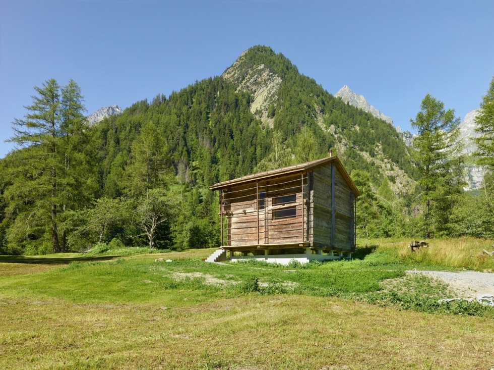 Дом внутри старого амбара в Швейцарских Альпах Дом внутри старого амбара в Швейцарских Альпах