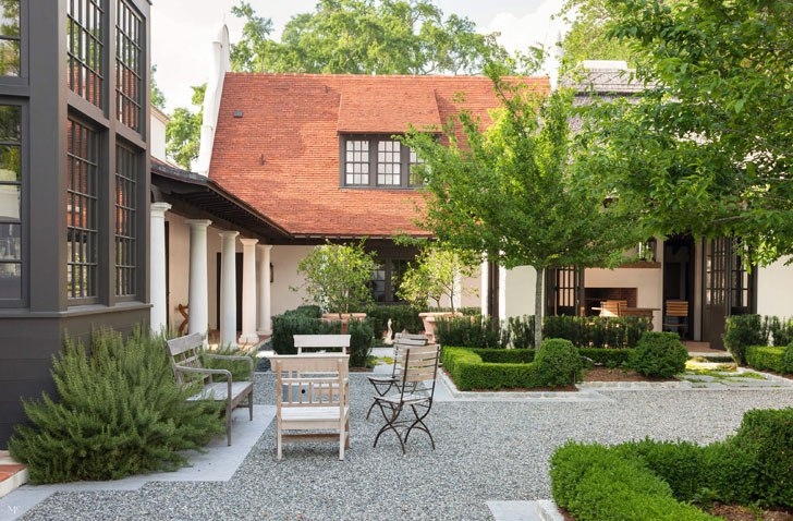 Невероятный особняк в колониальном стиле на берегу озера в США Невероятный особняк в колониальном стиле на берегу озера в США