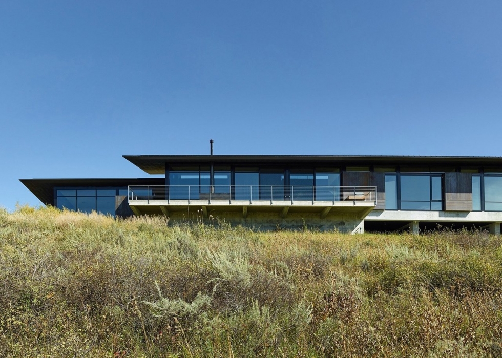 Дом на открытом участке вблизи гор Дом на открытом участке вблизи гор