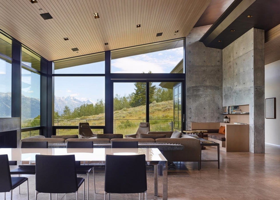 Дом на открытом участке вблизи гор Дом на открытом участке вблизи гор