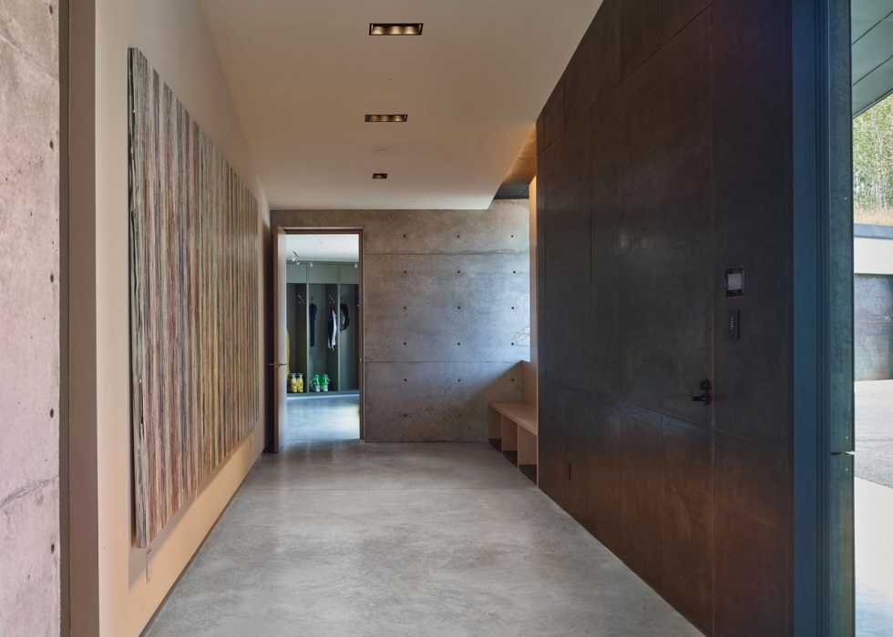 Дом на открытом участке вблизи гор Дом на открытом участке вблизи гор