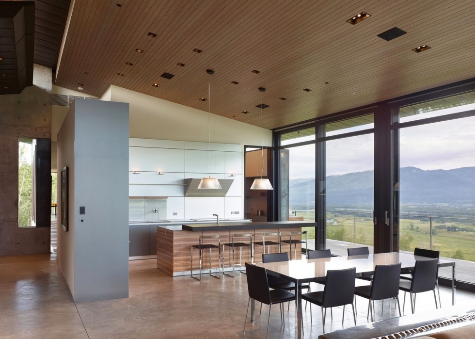 Дом на открытом участке вблизи гор Дом на открытом участке вблизи гор