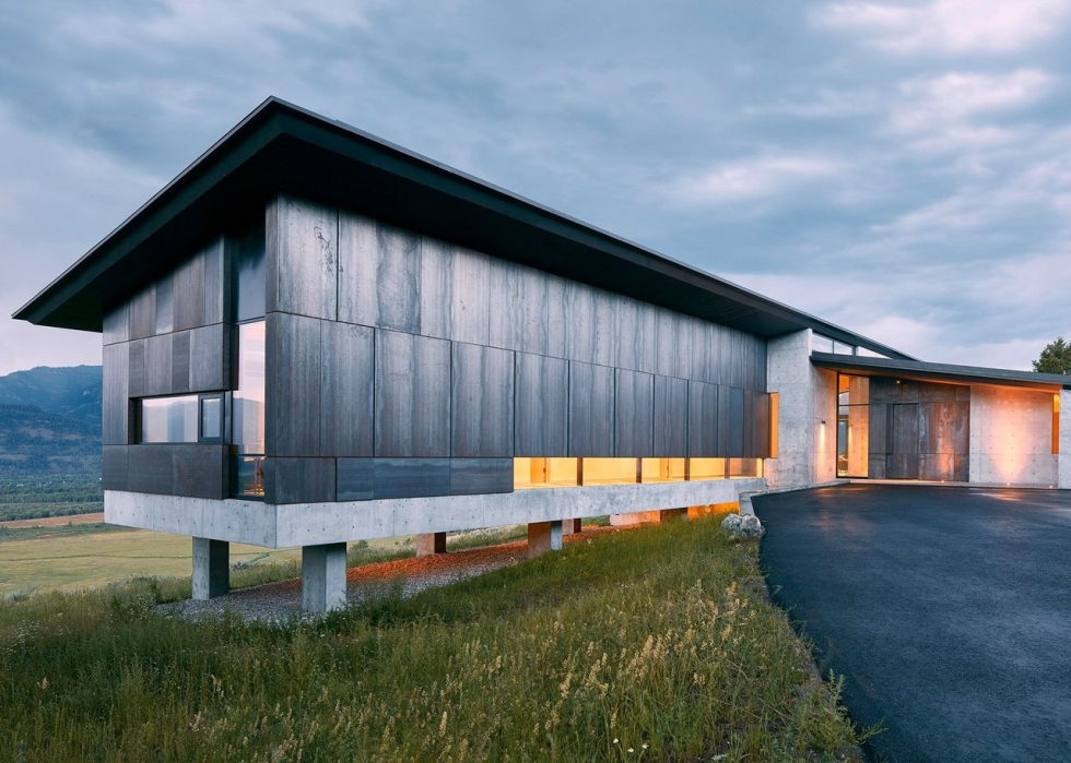 Дом на открытом участке вблизи гор Дом на открытом участке вблизи гор