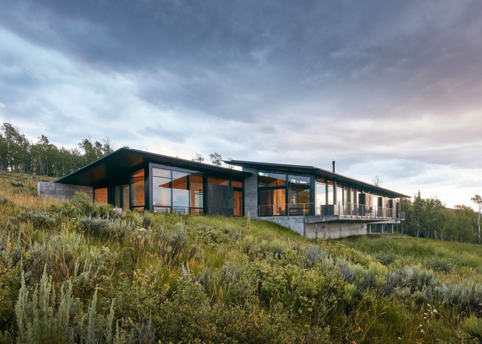 Дом на открытом участке вблизи гор Дом на открытом участке вблизи гор