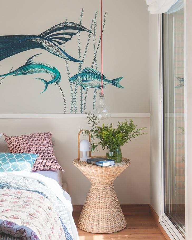 Солнечный дом с интересным настенным декором в Испании