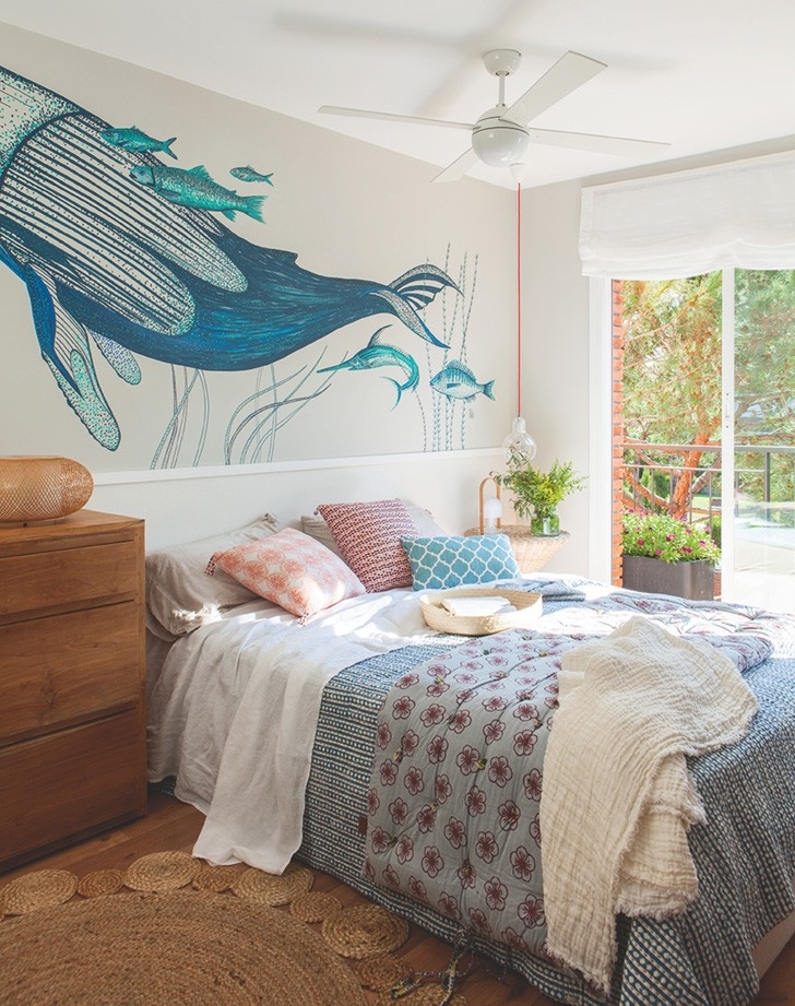 Солнечный дом с интересным настенным декором в Испании