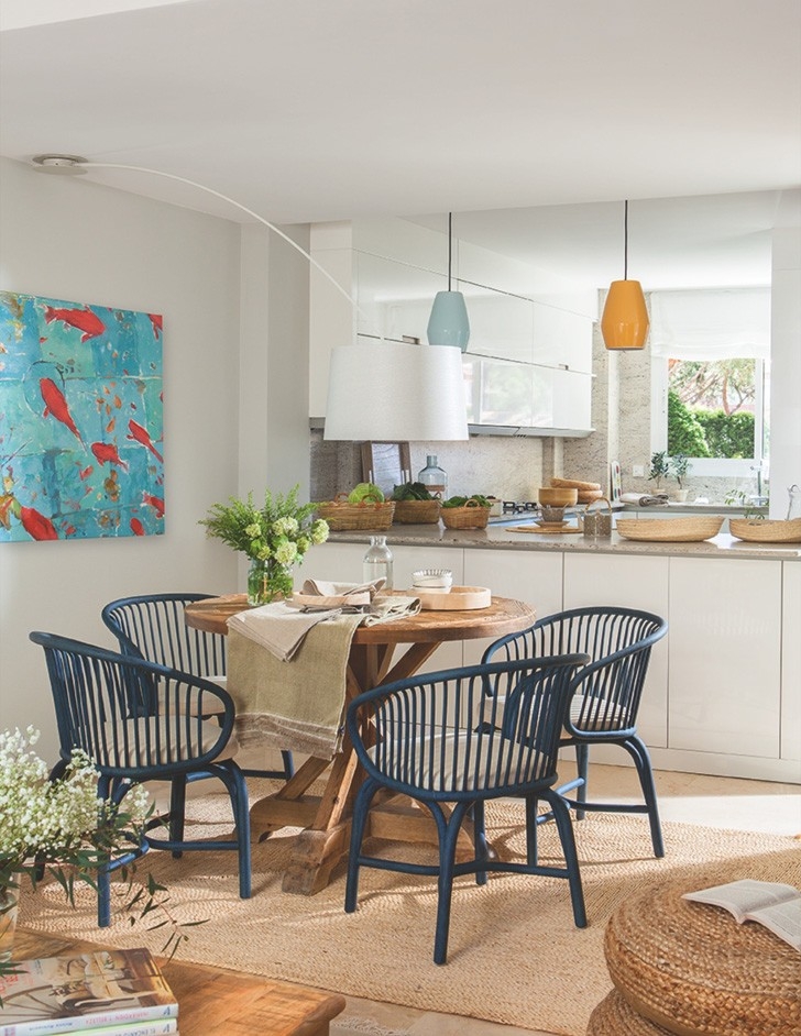 Солнечный дом с интересным настенным декором в Испании