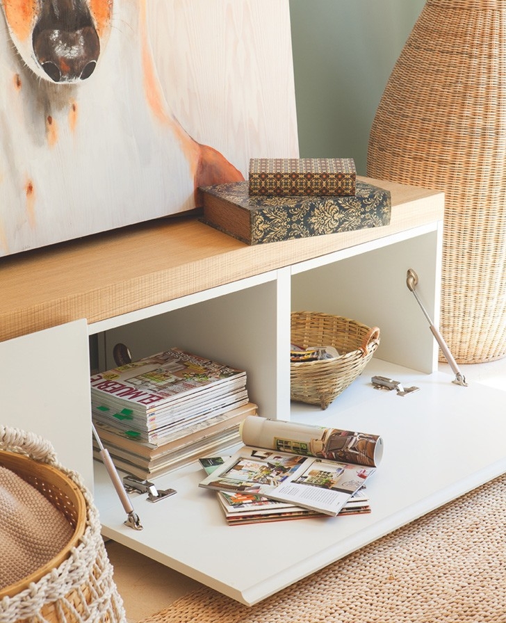 Солнечный дом с интересным настенным декором в Испании