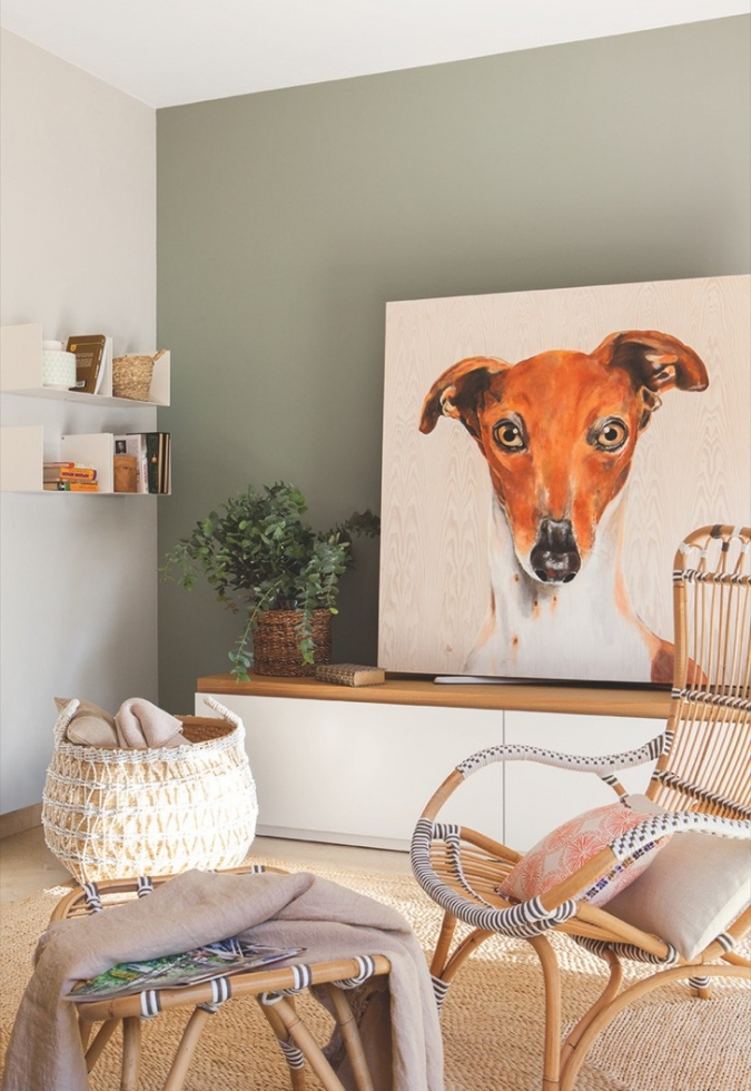 Солнечный дом с интересным настенным декором в Испании