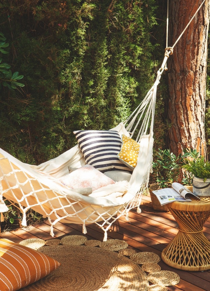 Солнечный дом с интересным настенным декором в Испании