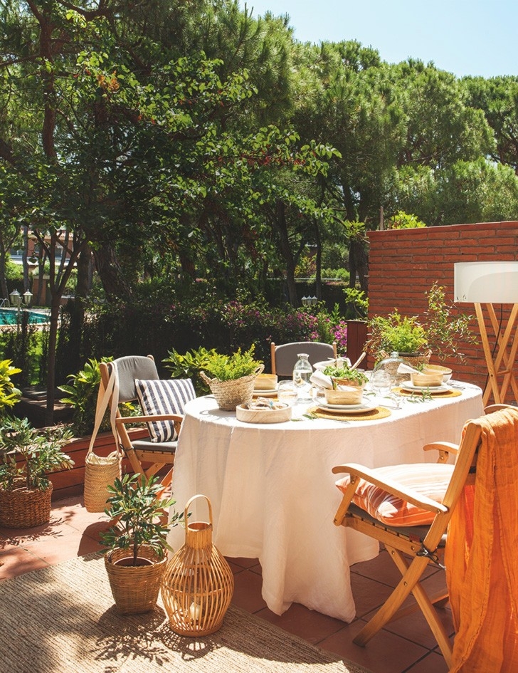 Солнечный дом с интересным настенным декором в Испании