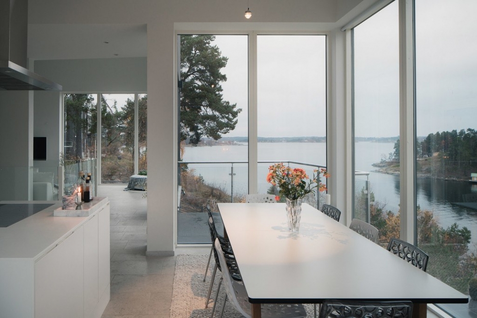 Красивый двухэтажный дом на берегу озера 