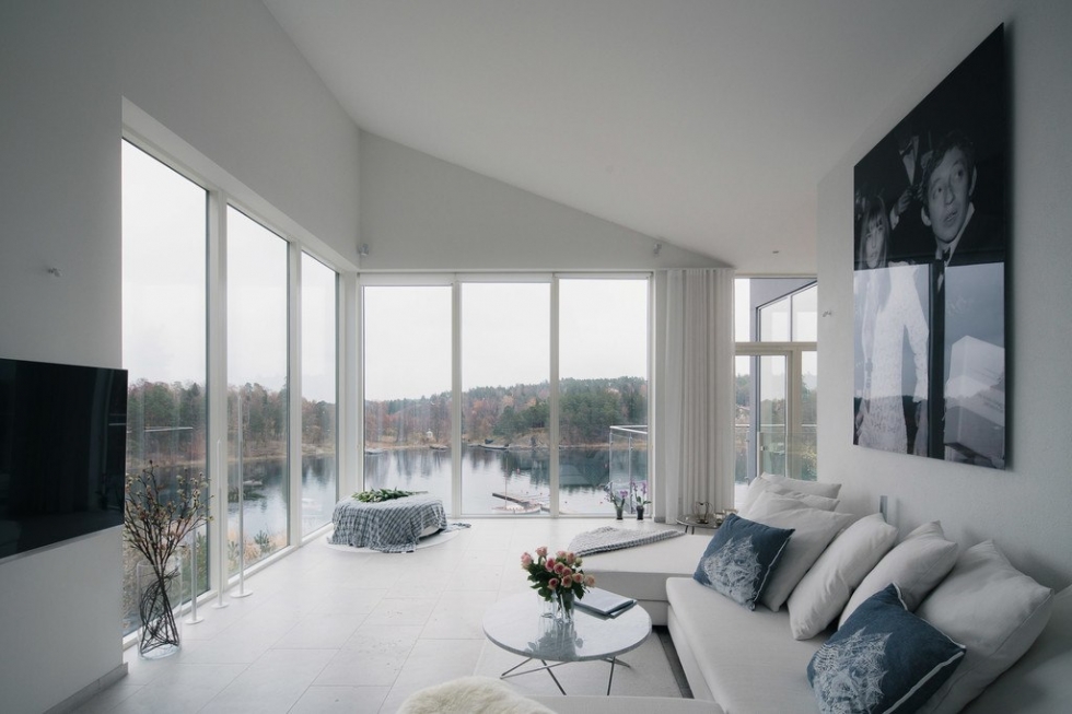 Красивый двухэтажный дом на берегу озера 