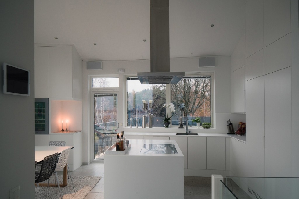 Красивый двухэтажный дом на берегу озера 