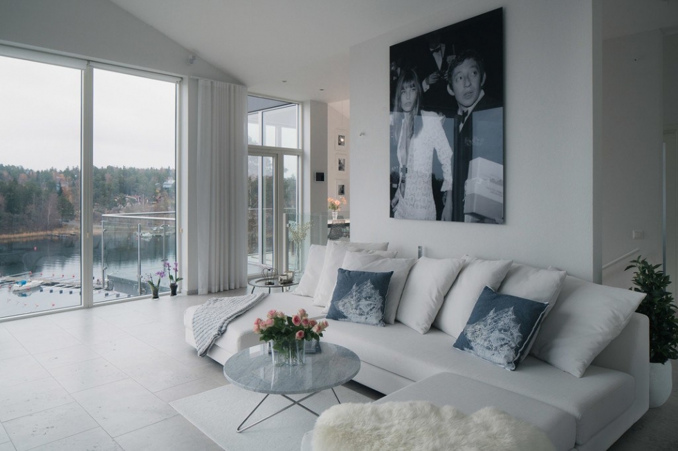 Красивый двухэтажный дом на берегу озера 