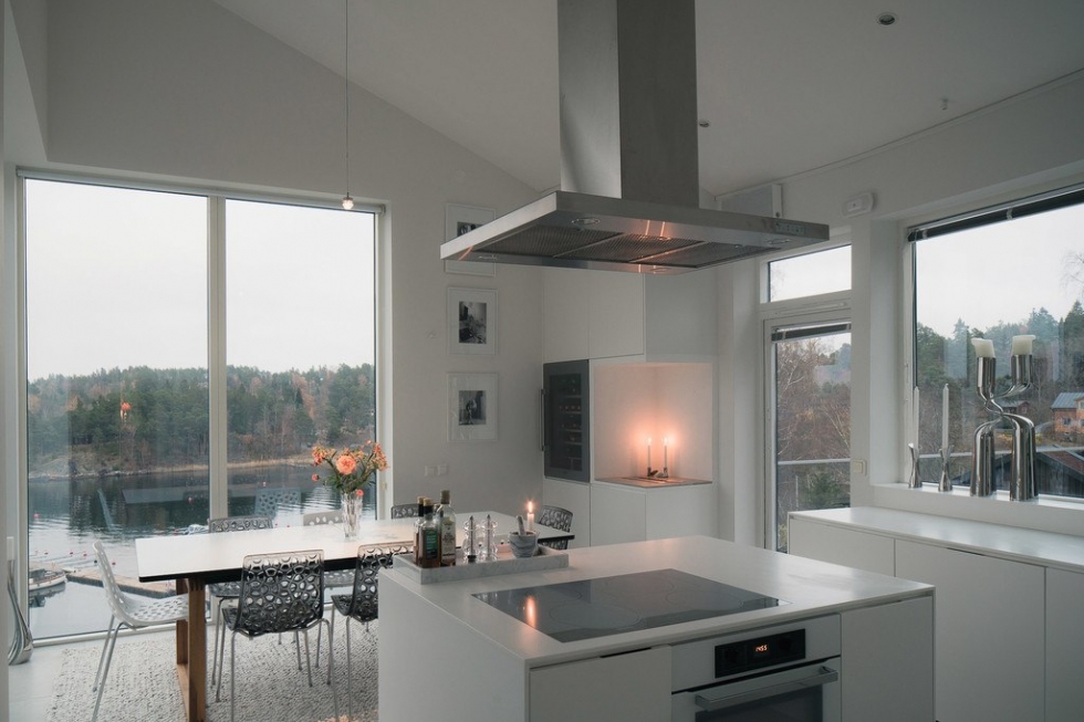 Красивый двухэтажный дом на берегу озера 