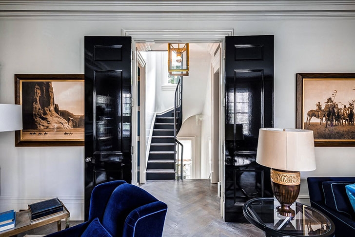 Синий цвет в дизайне исторического таунхауса в Нью-Йорке