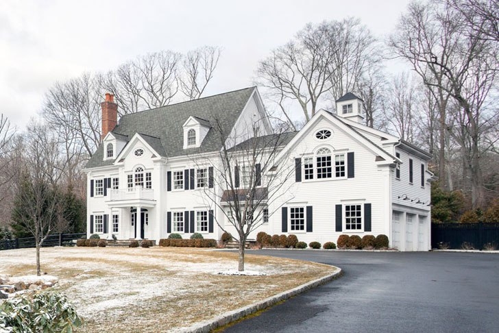 Атмосфера городского жилья в загородном доме в США