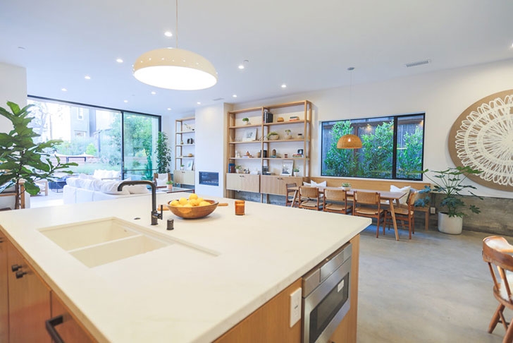 Современный дом с террасой на крыше в Лос-Анджелесе