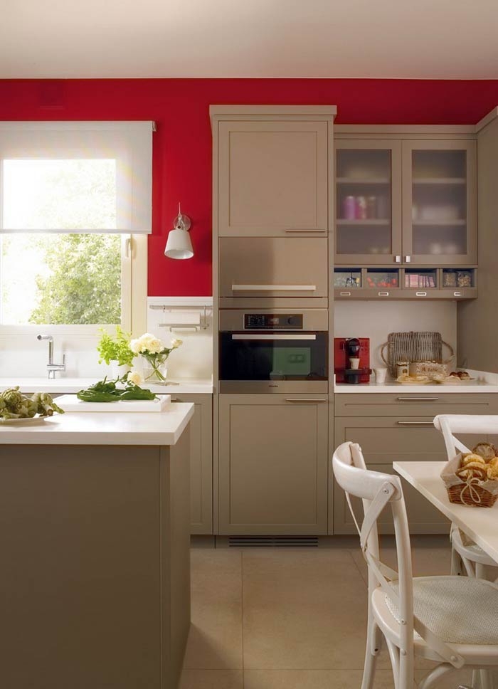 Очень уютная и теплая светло-бежевая кухня с красными цветовыми акцентами