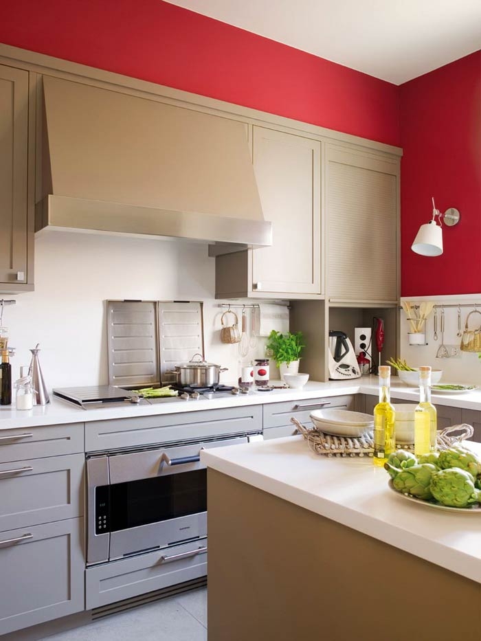 Очень уютная и теплая светло-бежевая кухня с красными цветовыми акцентами