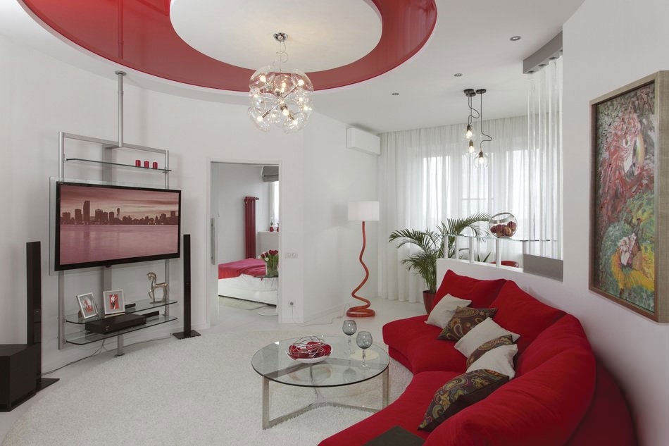 Красно-белый интерьер квартиры нестандартной планировки