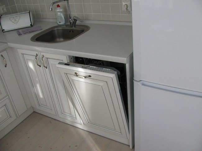 Функциональный и эргономичный дизайн белой кухни, площадью 5,7 кв.м