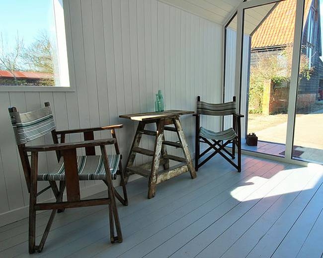 Необычный интерьер хижины в безлюдном лесу Необычный интерьер хижины в безлюдном лесу