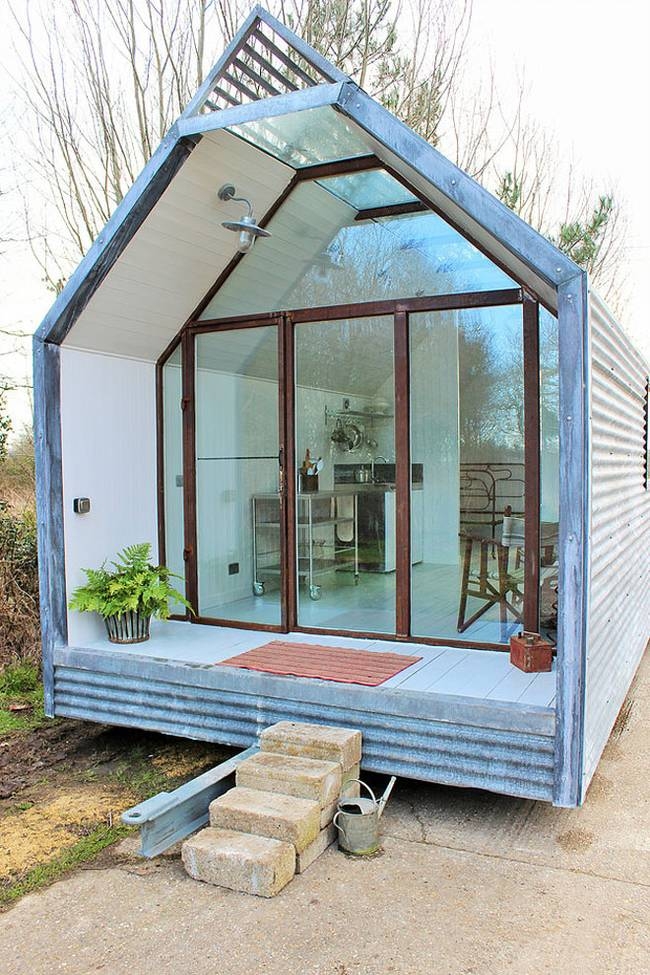 Необычный интерьер хижины в безлюдном лесу Необычный интерьер хижины в безлюдном лесу