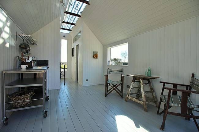 Необычный интерьер хижины в безлюдном лесу Необычный интерьер хижины в безлюдном лесу