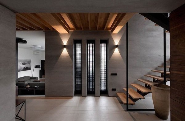 Современная квартира с изобилием деревянных элементов