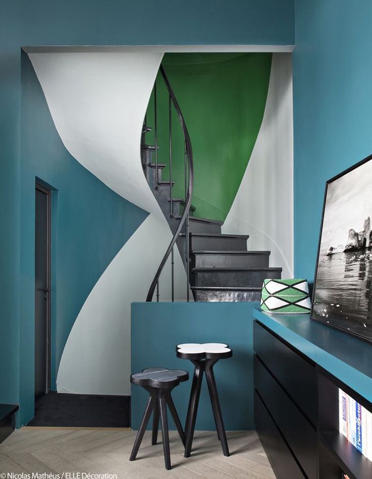 Смелые цвета в интерьере эклектичного дома в Париже