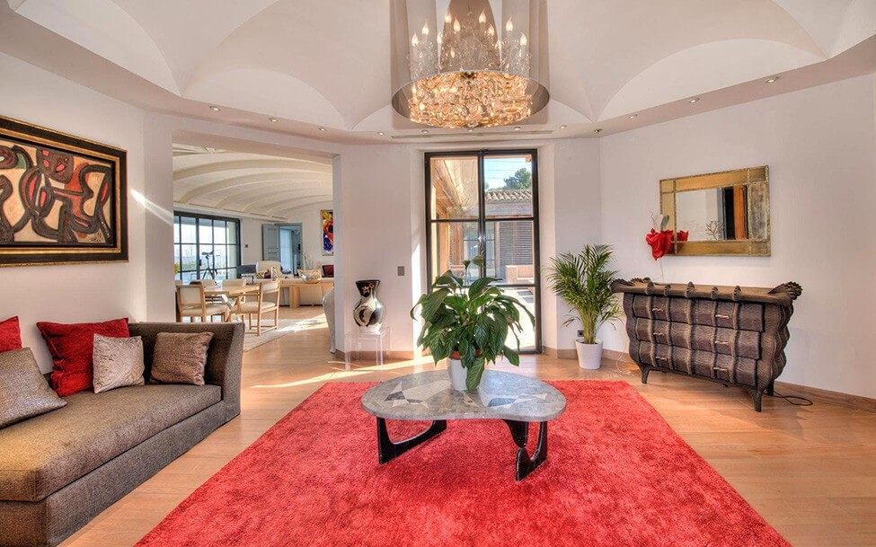 Шикарная вилла в Сан-тропе с видом на Средиземное море Шикарная вилла в Сан-тропе с видом на Средиземное море