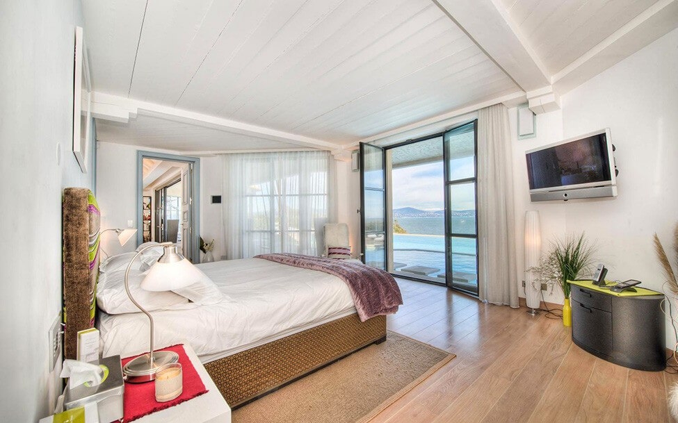 Шикарная вилла в Сан-тропе с видом на Средиземное море Шикарная вилла в Сан-тропе с видом на Средиземное море