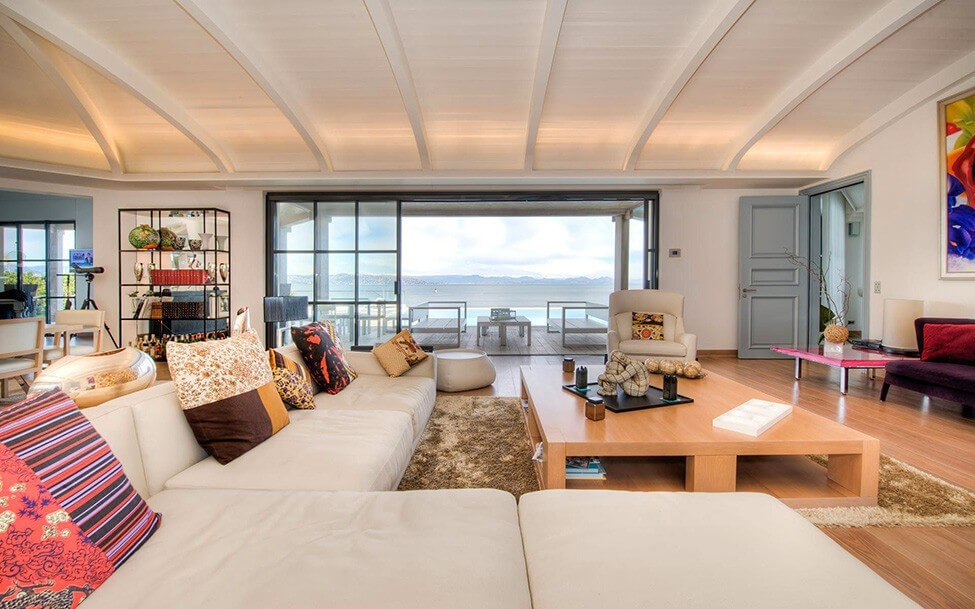 Шикарная вилла в Сан-тропе с видом на Средиземное море Шикарная вилла в Сан-тропе с видом на Средиземное море