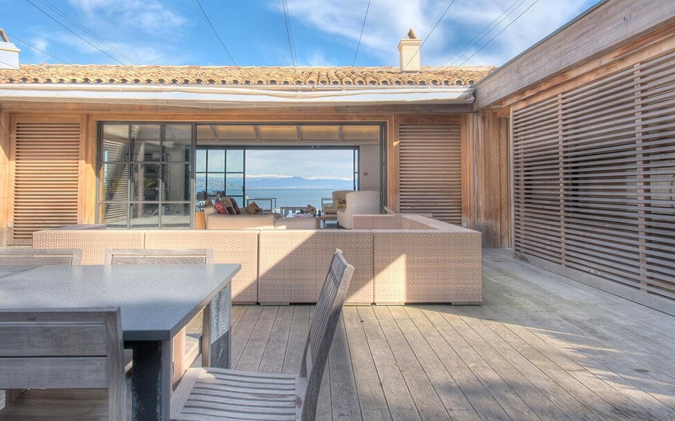 Шикарная вилла в Сан-тропе с видом на Средиземное море Шикарная вилла в Сан-тропе с видом на Средиземное море