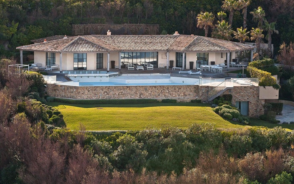 Шикарная вилла в Сан-тропе с видом на Средиземное море Шикарная вилла в Сан-тропе с видом на Средиземное море